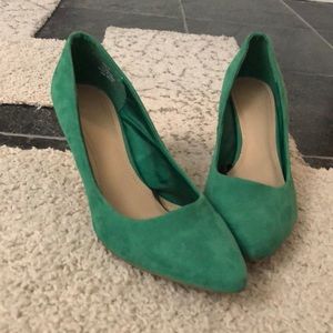 Forever 21 Green Velvety Pumps sz 7